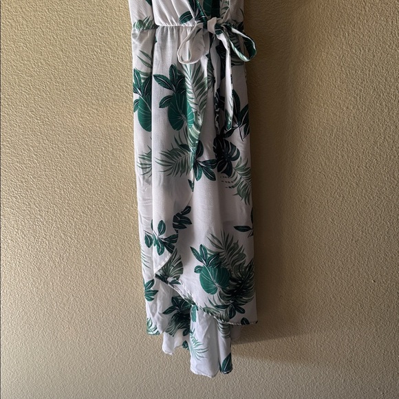 Elegant White and Green Leaf Print Maxi Dress - Picture 3 of 8